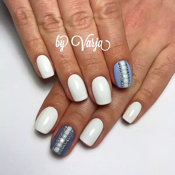 Manicure bianca con strass (47 foto): Design per unghie con vernice con l'aggiunta di pietre 24360_34