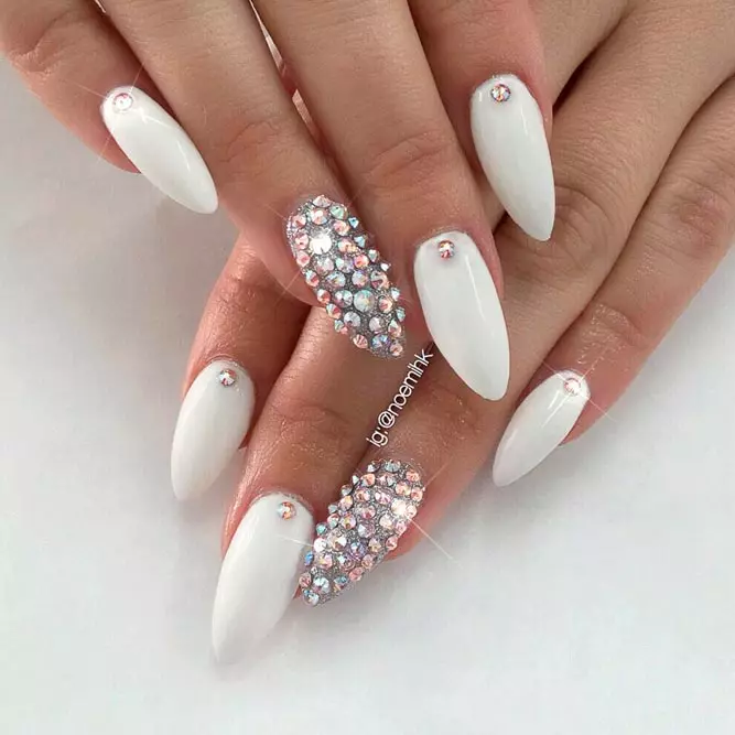 Manicure bianca con strass (47 foto): Design per unghie con vernice con l'aggiunta di pietre 24360_35