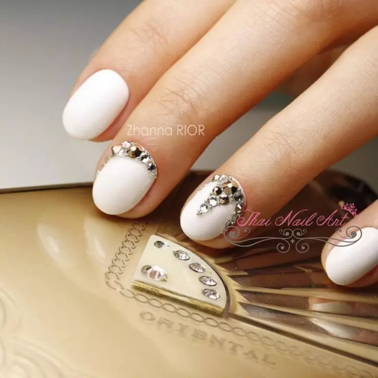 White manicure na may rhinestones (47 mga larawan): Kuko disenyo na may barnisan sa pagdaragdag ng mga bato 24360_36