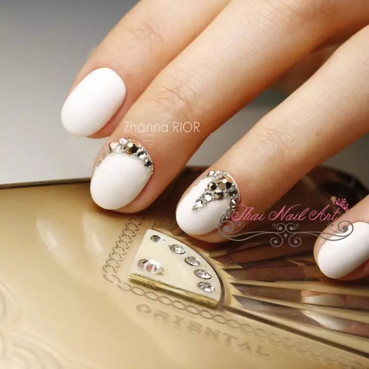 Manicure branco com strass (47 fotos): Projeto de unhas com verniz com a adição de pedras 24360_36