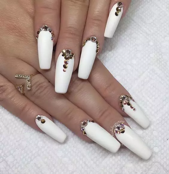 Manicure bianca con strass (47 foto): Design per unghie con vernice con l'aggiunta di pietre 24360_37