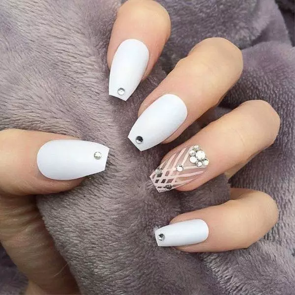 Manicure bianca con strass (47 foto): Design per unghie con vernice con l'aggiunta di pietre 24360_39