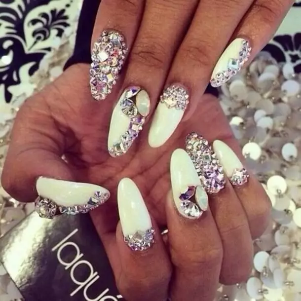 Manicure branco com strass (47 fotos): Projeto de unhas com verniz com a adição de pedras 24360_4