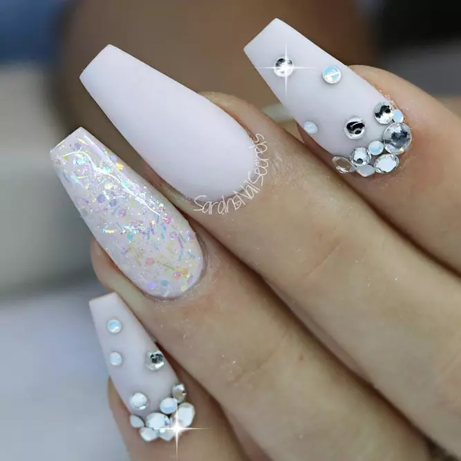 manicure ສີຂາວທີ່ມີ rhinesstones (47 ຮູບພາບ): ການອອກແບບເລັບດ້ວຍ varnish ທີ່ມີແກນເພີ່ມກ້ອນຫີນ 24360_40