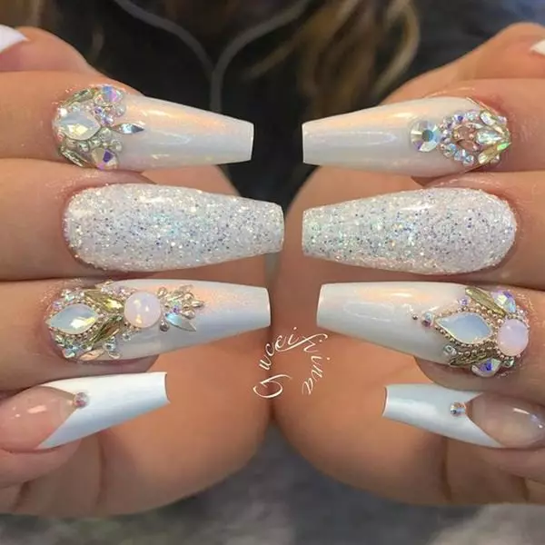 Manicure branco com strass (47 fotos): Projeto de unhas com verniz com a adição de pedras 24360_41