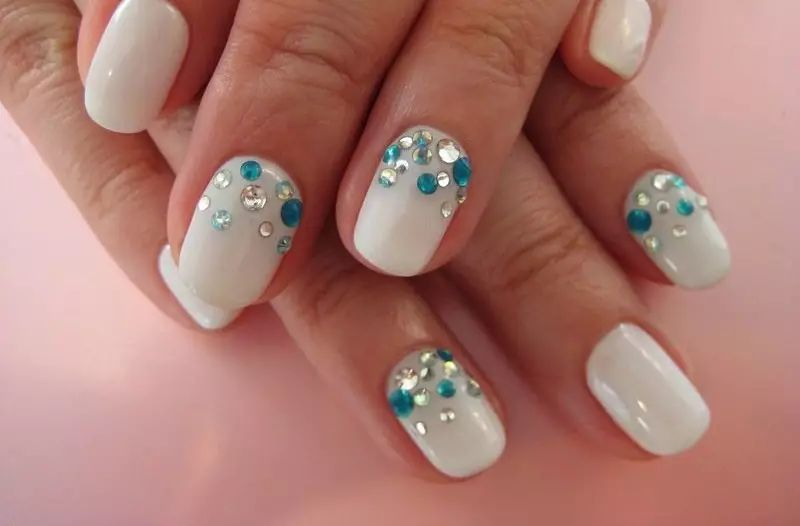 Manicure bianca con strass (47 foto): Design per unghie con vernice con l'aggiunta di pietre 24360_42