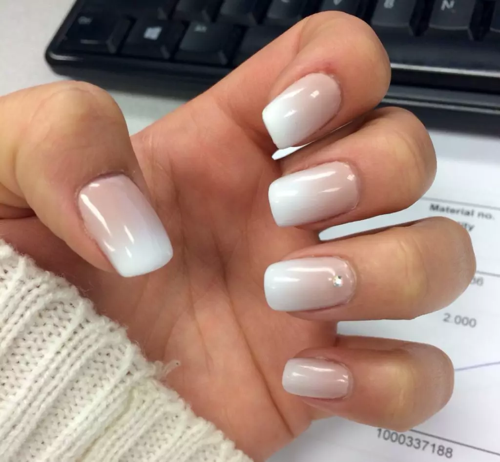 Manicure branco com strass (47 fotos): Projeto de unhas com verniz com a adição de pedras 24360_43