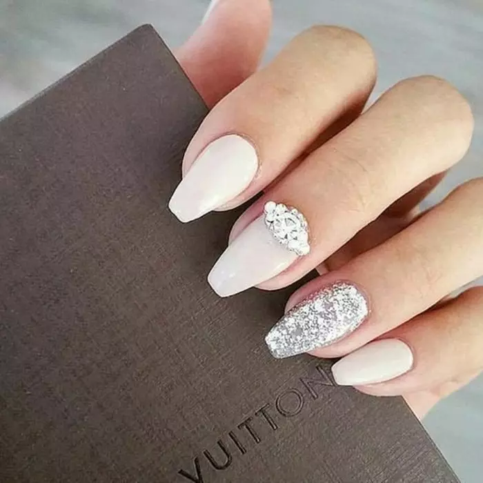 White manicure na may rhinestones (47 mga larawan): Kuko disenyo na may barnisan sa pagdaragdag ng mga bato 24360_44