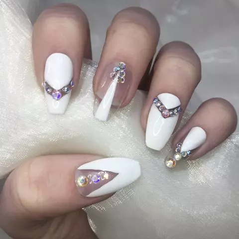 Manicure branco com strass (47 fotos): Projeto de unhas com verniz com a adição de pedras 24360_46