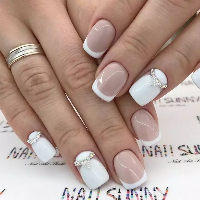 White manicure na may rhinestones (47 mga larawan): Kuko disenyo na may barnisan sa pagdaragdag ng mga bato 24360_47