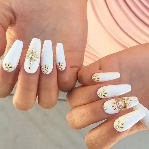 Manicure bianca con strass (47 foto): Design per unghie con vernice con l'aggiunta di pietre 24360_7