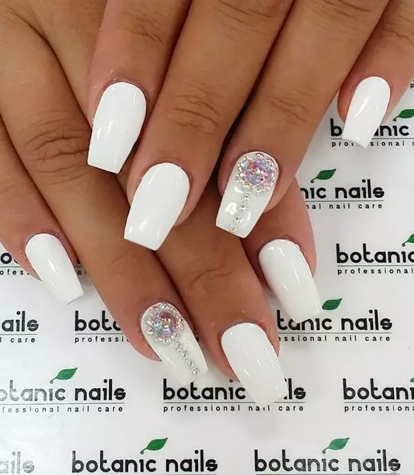 Manicure bianca con strass (47 foto): Design per unghie con vernice con l'aggiunta di pietre 24360_8