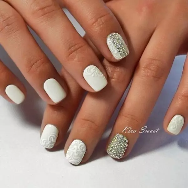 White Manicure tare da Rhinestones (47 Photos): ƙusa na ƙusa tare da varnish tare da ƙari na duwatsu 24360_9