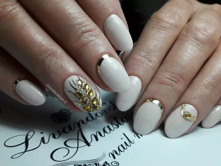 Weiß Nageldesign (65 Fotos): white Maniküre Ideen mit lila und lila Einsätzen 24361_10