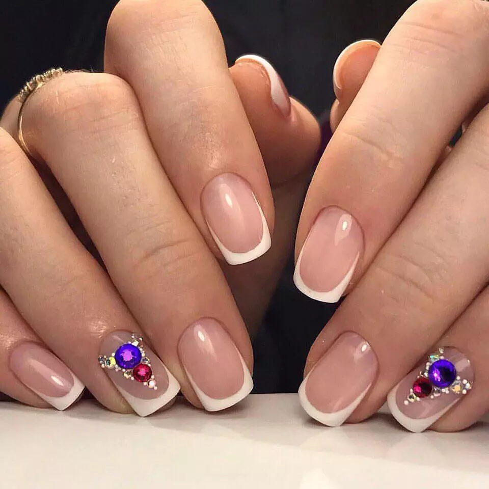 Weiß Nageldesign (65 Fotos): white Maniküre Ideen mit lila und lila Einsätzen 24361_11