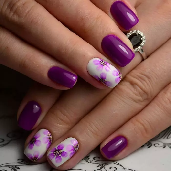 Dizajn i bardhë i thonjve (65 foto): Ide të bardha manikyr me lilac dhe inserts purple 24361_27