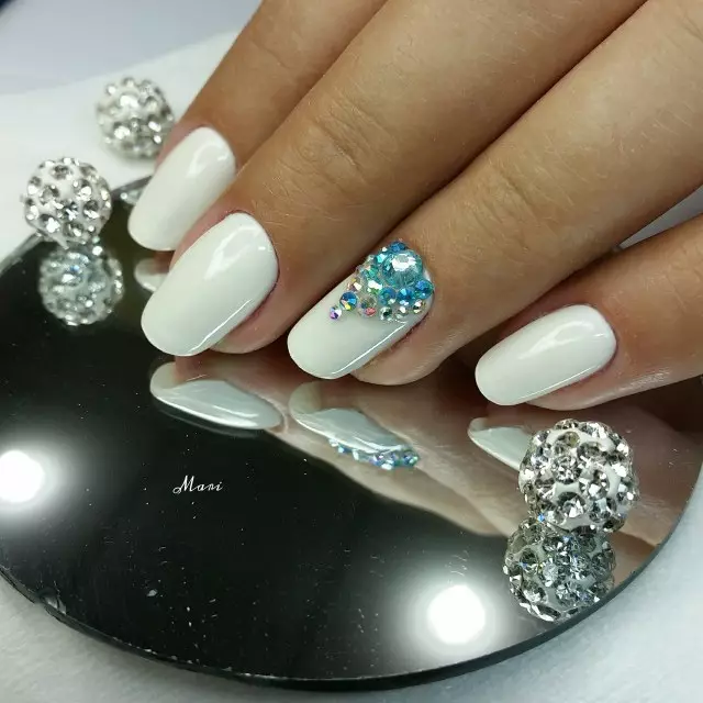 Weiß Nageldesign (65 Fotos): white Maniküre Ideen mit lila und lila Einsätzen 24361_36