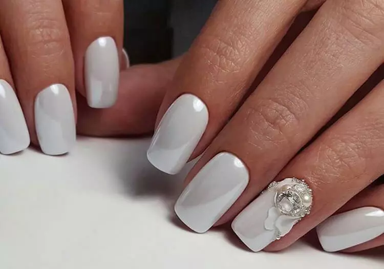 Weiß Nageldesign (65 Fotos): white Maniküre Ideen mit lila und lila Einsätzen 24361_5