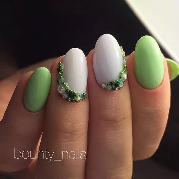 Weiß Nageldesign (65 Fotos): white Maniküre Ideen mit lila und lila Einsätzen 24361_50