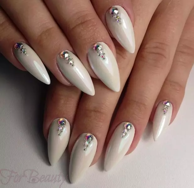 Weiß Nageldesign (65 Fotos): white Maniküre Ideen mit lila und lila Einsätzen 24361_9