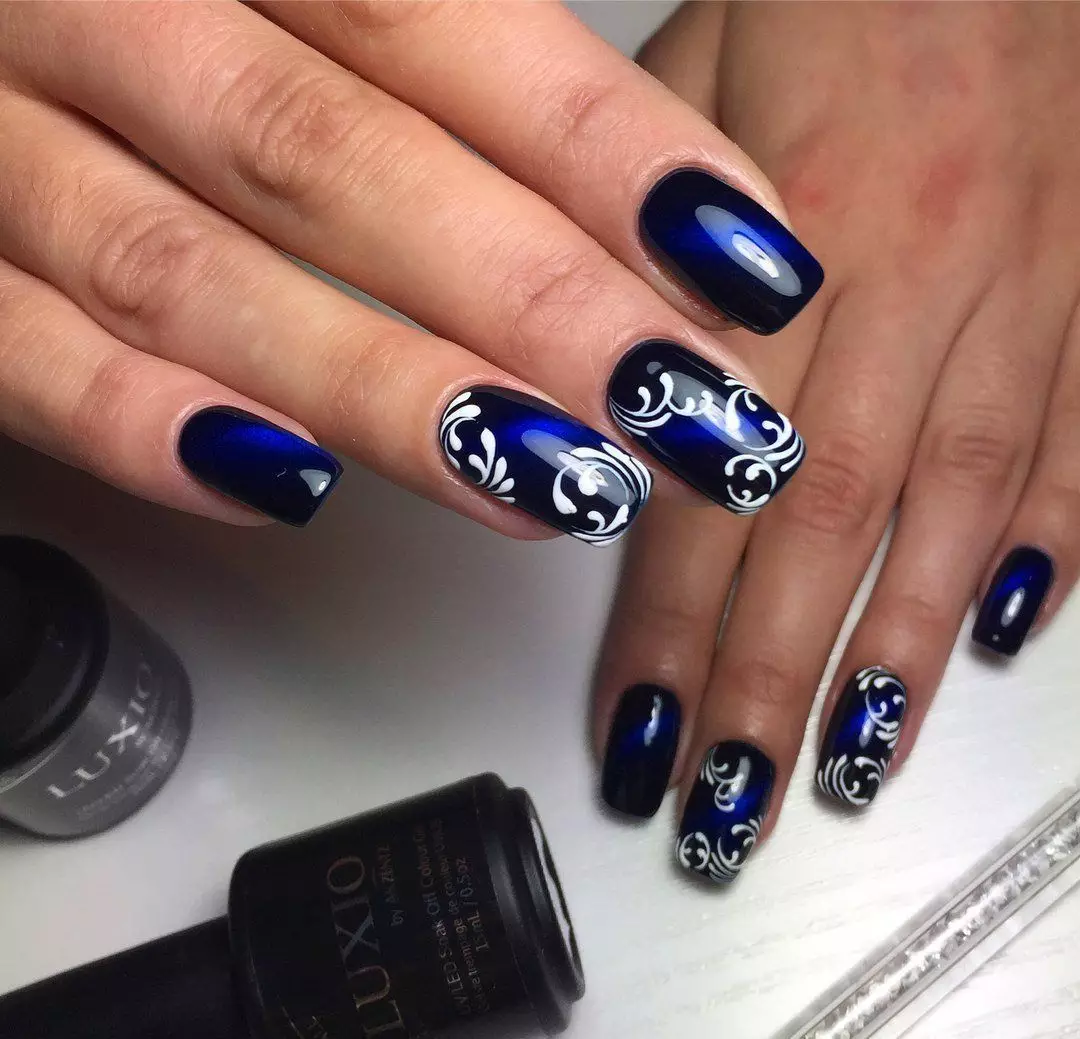 Maniküre - blau mit Weiß (57 Fotos): Nagelgestaltung mit blauen und roten, schönen Zeichnungen und Mustern mit dunkelblauem Lack mit Strasssteinen 24365_10