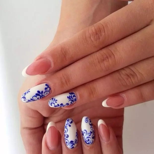 Manicura - Azul con blanco (57 fotos): Diseño de uñas con dibujos azules y rojos, hermosos dibujos y patrones con barniz azul oscuro con diamantes de imitación 24365_15