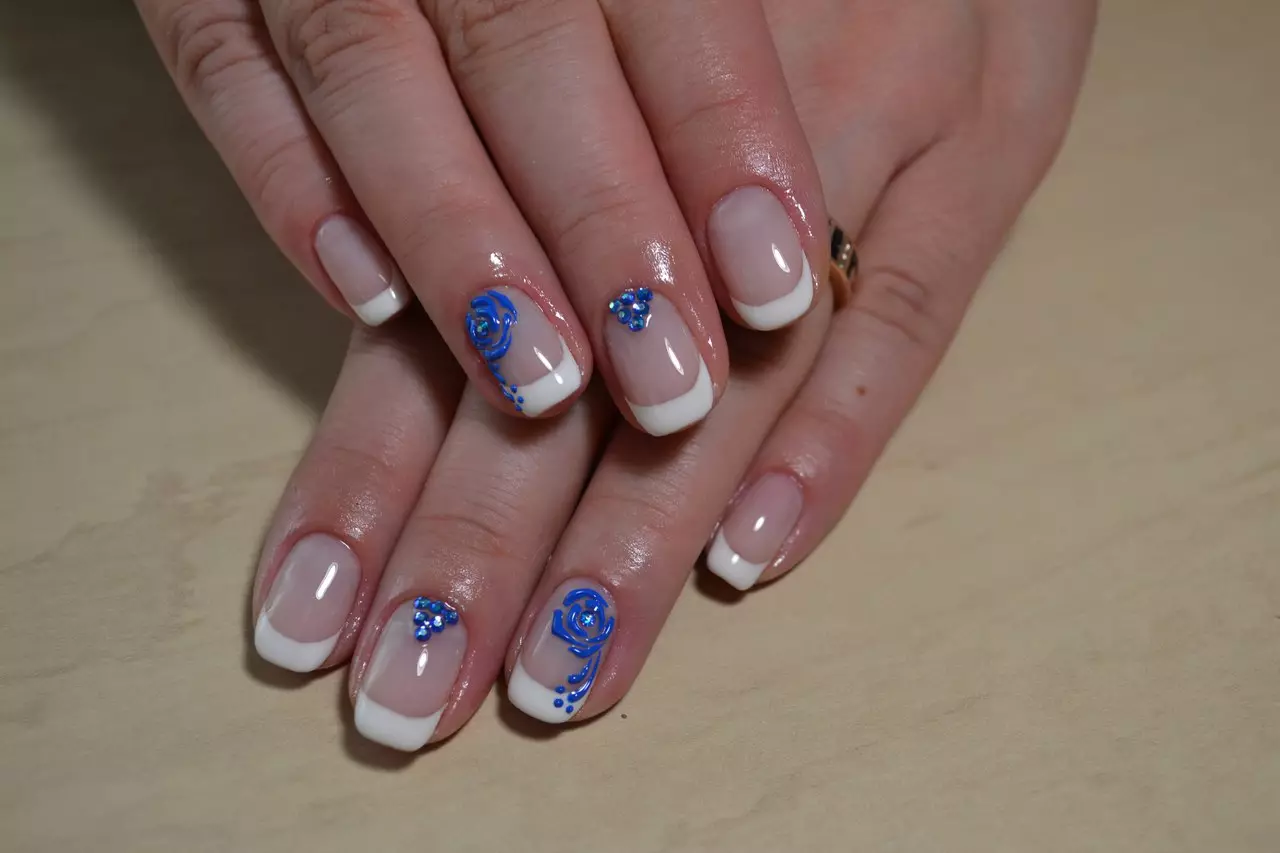 Manicura - Azul con blanco (57 fotos): Diseño de uñas con dibujos azules y rojos, hermosos dibujos y patrones con barniz azul oscuro con diamantes de imitación 24365_18