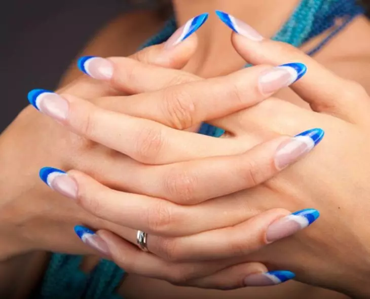 Manicura - Azul con blanco (57 fotos): Diseño de uñas con dibujos azules y rojos, hermosos dibujos y patrones con barniz azul oscuro con diamantes de imitación 24365_20