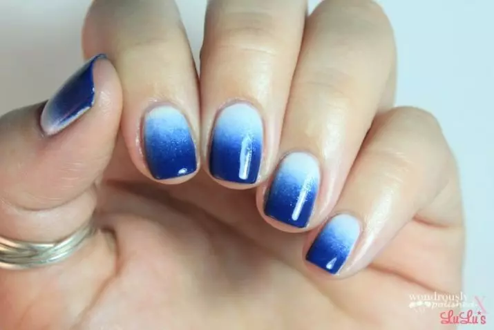 Manicura - Azul con blanco (57 fotos): Diseño de uñas con dibujos azules y rojos, hermosos dibujos y patrones con barniz azul oscuro con diamantes de imitación 24365_21