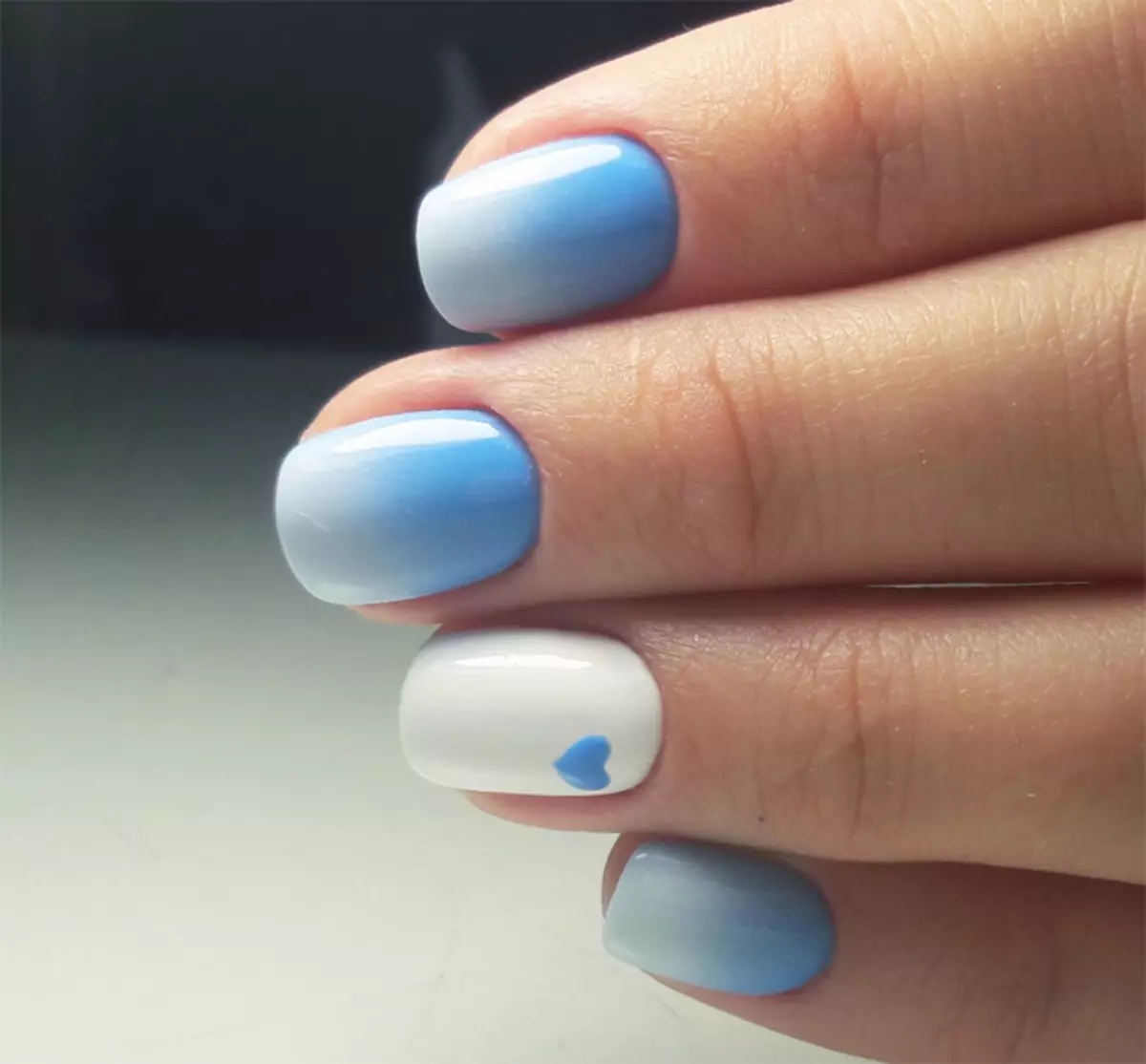 Manicure - blauw met wit (57 foto's): nagelontwerp met blauwe en rode, mooie tekeningen en patronen met donkerblauwe vernis met steentjes 24365_23