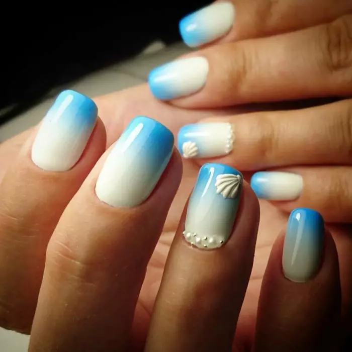 Manicura - Azul con blanco (57 fotos): Diseño de uñas con dibujos azules y rojos, hermosos dibujos y patrones con barniz azul oscuro con diamantes de imitación 24365_24