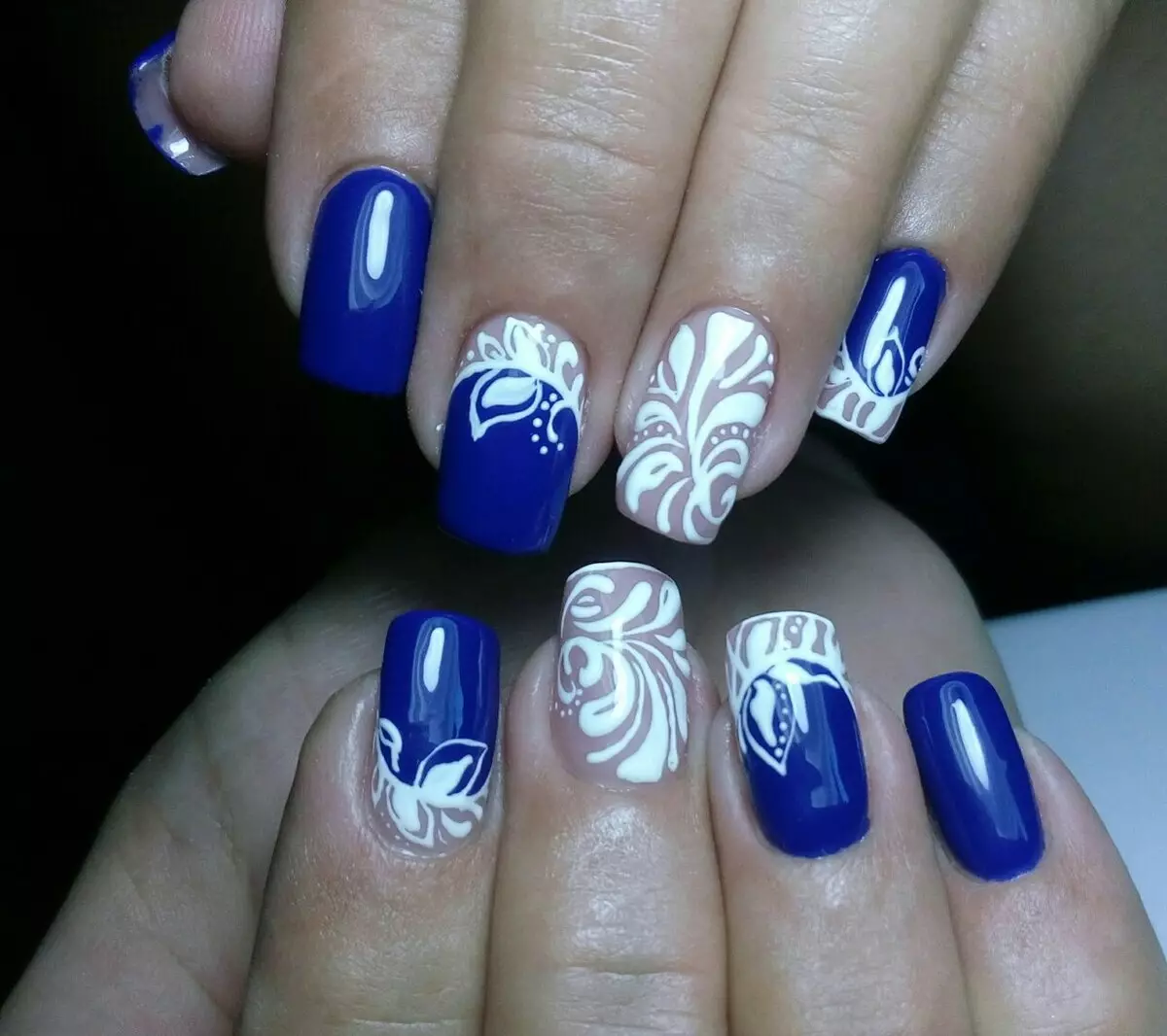 Manicure - asul na may puti (57 mga larawan): disenyo ng kuko na may asul at pula, magagandang guhit at mga pattern na may madilim na asul na barnisan na may rhinestones 24365_3