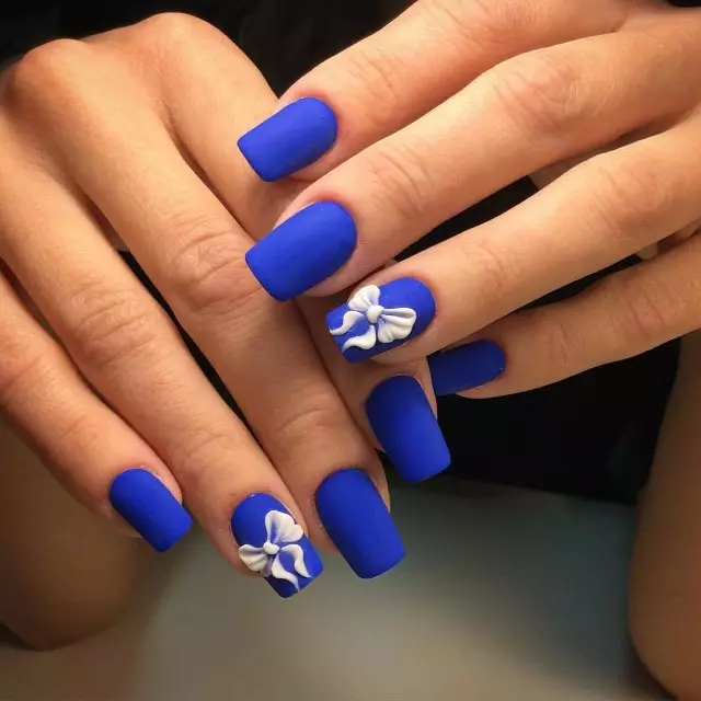 Manicura - Azul con blanco (57 fotos): Diseño de uñas con dibujos azules y rojos, hermosos dibujos y patrones con barniz azul oscuro con diamantes de imitación 24365_32