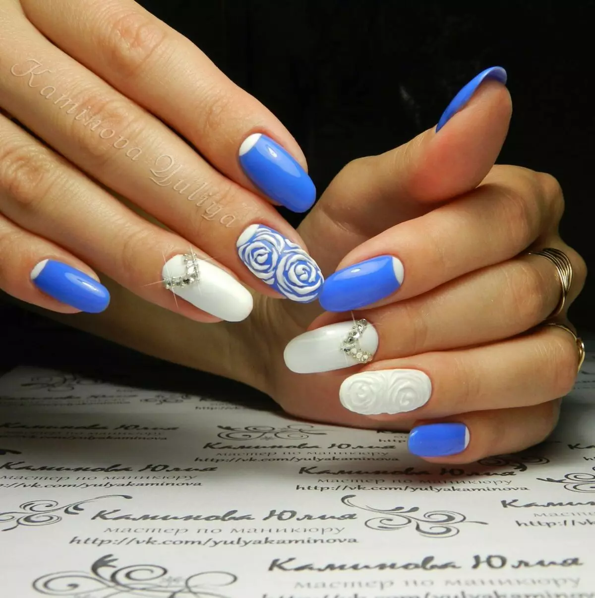 Manicura - Azul con blanco (57 fotos): Diseño de uñas con dibujos azules y rojos, hermosos dibujos y patrones con barniz azul oscuro con diamantes de imitación 24365_33