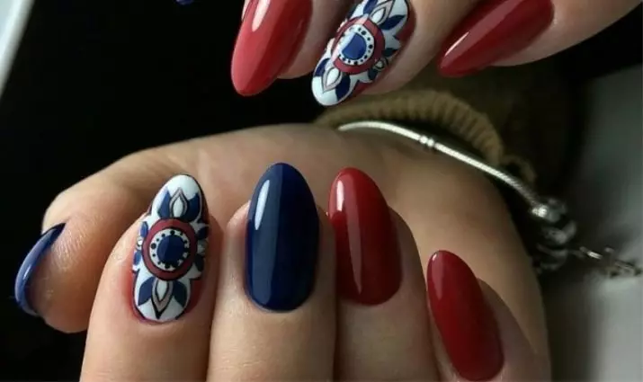 Manicura - Azul con blanco (57 fotos): Diseño de uñas con dibujos azules y rojos, hermosos dibujos y patrones con barniz azul oscuro con diamantes de imitación 24365_39