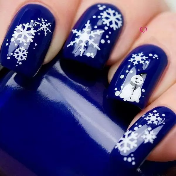 Manicura - Azul con blanco (57 fotos): Diseño de uñas con dibujos azules y rojos, hermosos dibujos y patrones con barniz azul oscuro con diamantes de imitación 24365_43