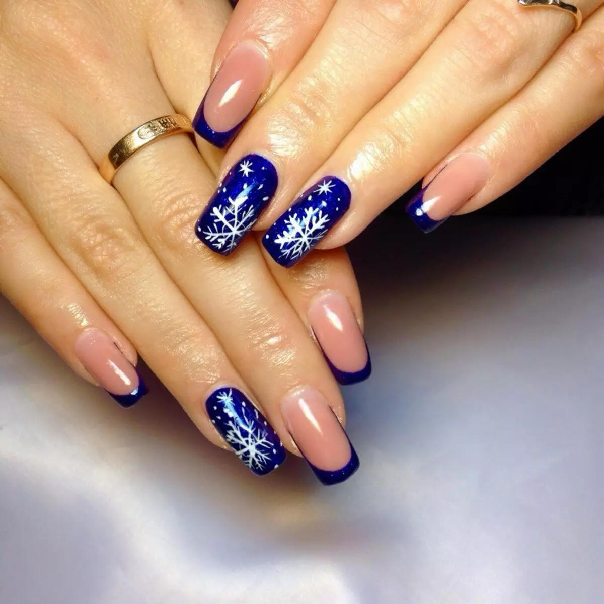 Mang manicure - na-acha anụnụ anụnụ na-acha ọcha (57 foto): Ntinye elu na acha anụnụ anụnụ na acha ọbara ọbara, mara mma na-acha anụnụ anụnụ na usoro na-acha anụnụ anụnụ na-acha anụnụ anụnụ na rhinestones 24365_44