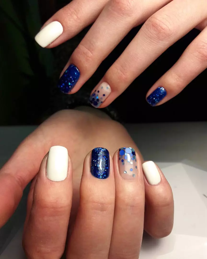 Manicure - buluug leh cad (57 Sawirro ah): Naarta ciddiyaha leh buluug iyo casaan, sawirro qurux badan iyo qaabab leh varnish buluug mugdi ah oo leh rhinestones 24365_6