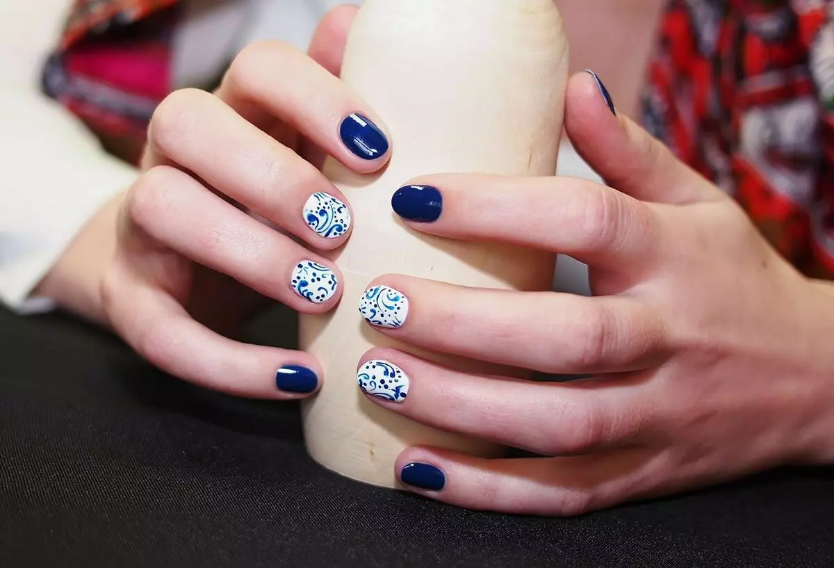 Maniküre - blau mit Weiß (57 Fotos): Nagelgestaltung mit blauen und roten, schönen Zeichnungen und Mustern mit dunkelblauem Lack mit Strasssteinen 24365_7