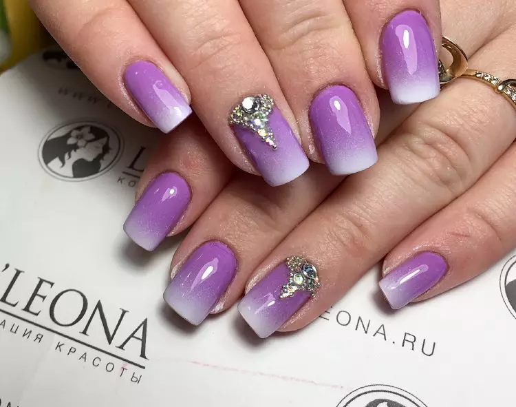 Purple na may puting manikyur (18 mga larawan): Lilac Nail Design 24367_11