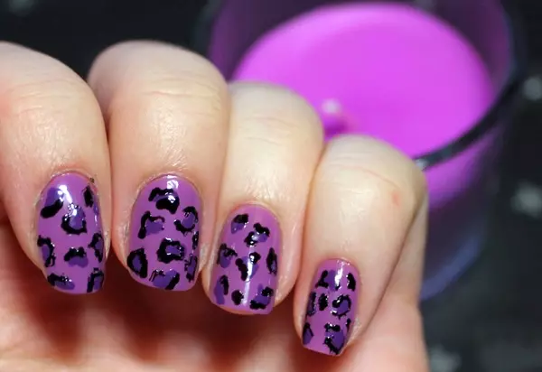 Purple með hvítum manicure (18 myndir): Lilac nagli hönnun 24367_7