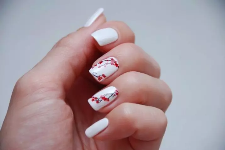 Bilder på vita naglar (72 foton): Manikyr med blommor och ränder 24371_21