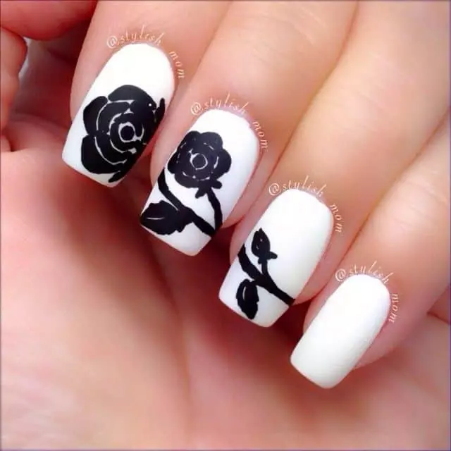 Bilder på vita naglar (72 foton): Manikyr med blommor och ränder 24371_3