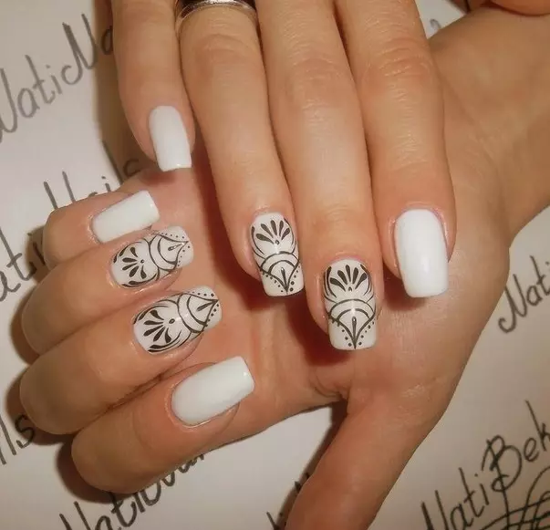 Zdjęcia na białych paznokciach (72 zdjęcia): Manicure z kwiatami i paskami 24371_45