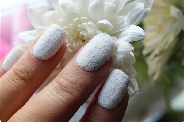 Bilder på vita naglar (72 foton): Manikyr med blommor och ränder 24371_58