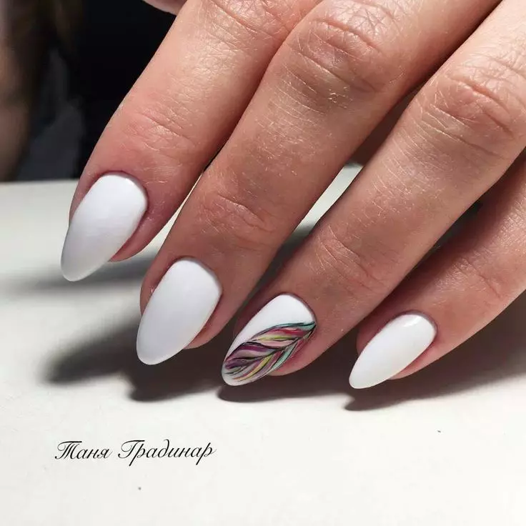 Zdjęcia na białych paznokciach (72 zdjęcia): Manicure z kwiatami i paskami 24371_7