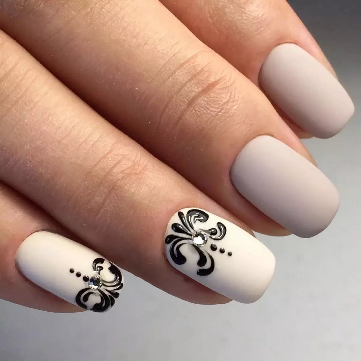 Дизайн белых ногтей с рисунком