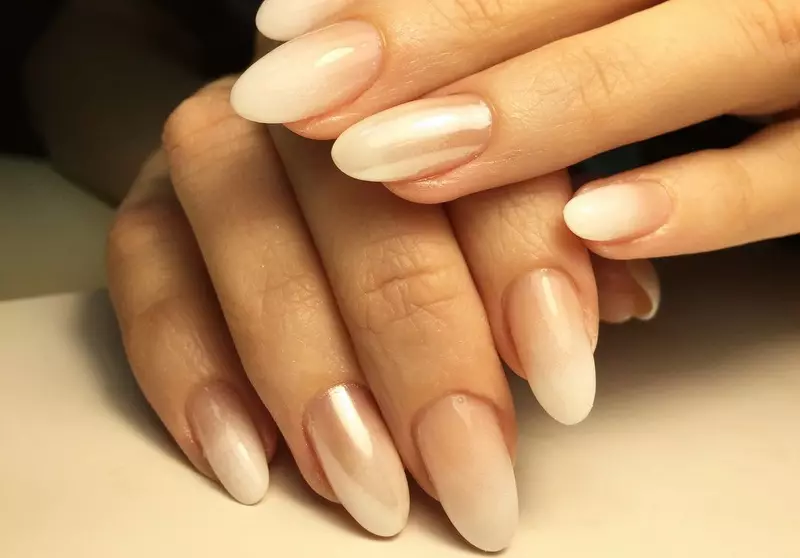 Beige manicure (165 foto's): Nail ontwerp met vernis kleur beige en karamel, sagte beige-blou opsie 24373_107