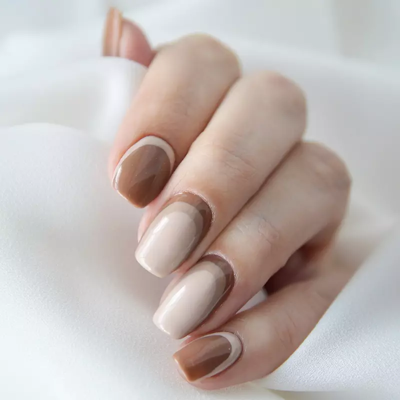 Beige manicure (165 myndir): nagli hönnun með lakki lit beige og karamellu, blíður beige-blár valkostur 24373_137