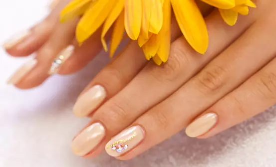 Manucure beige (165 photos): design de ongles avec vernis couleur beige et caramel, option douce beige-bleue 24373_30